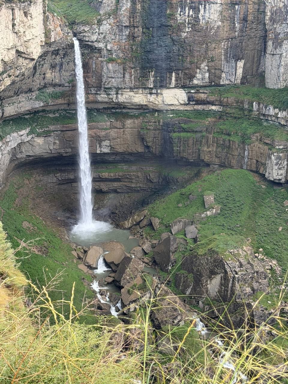 Водопад падает с края плато